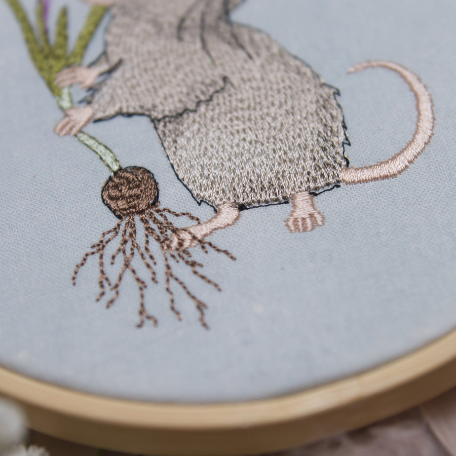 Stickdatei Maus mit Krokus