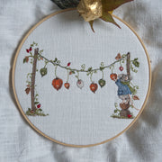 Stickdatei Maus unter der Lampiongirlande, 13x18 cm, Maus mit Laternen, Blättern und Hagebutten