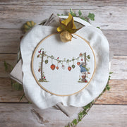 Stickdatei Maus unter der Lampiongirlande 13x18