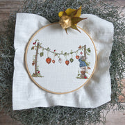 Stickdatei Maus unter der Lampiongirlande 13x18