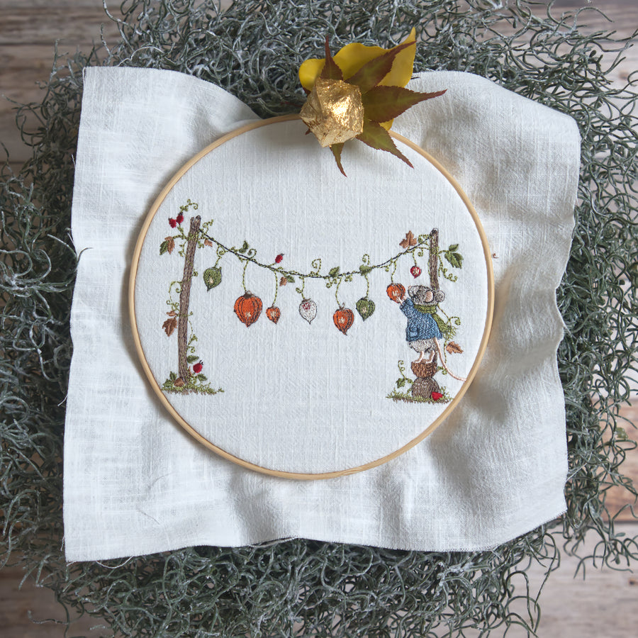 Stickdatei Maus unter der Lampiongirlande 13x18