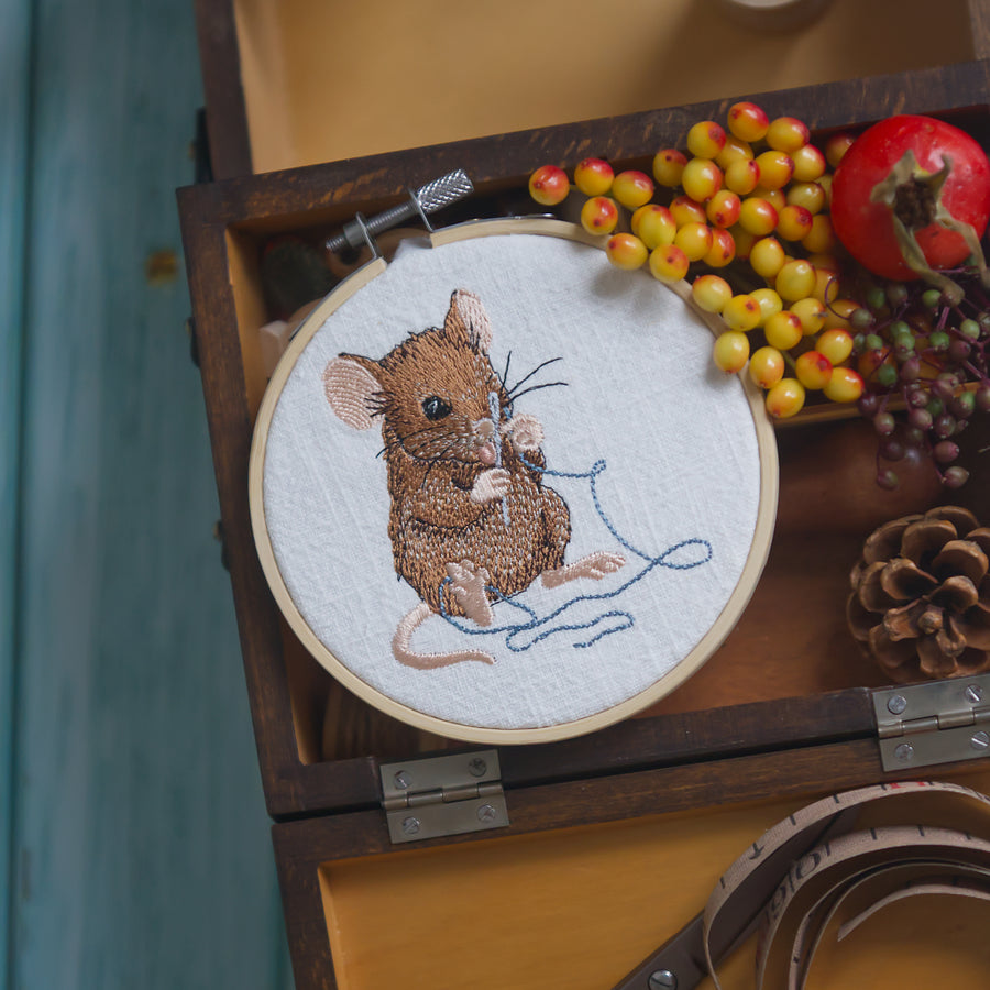 Stickdatei Maus mit Nadel und Faden