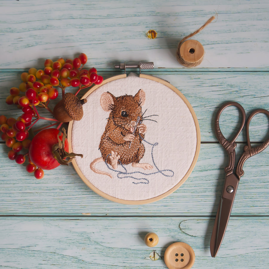 Stickdatei Maus mit Nadel und Faden