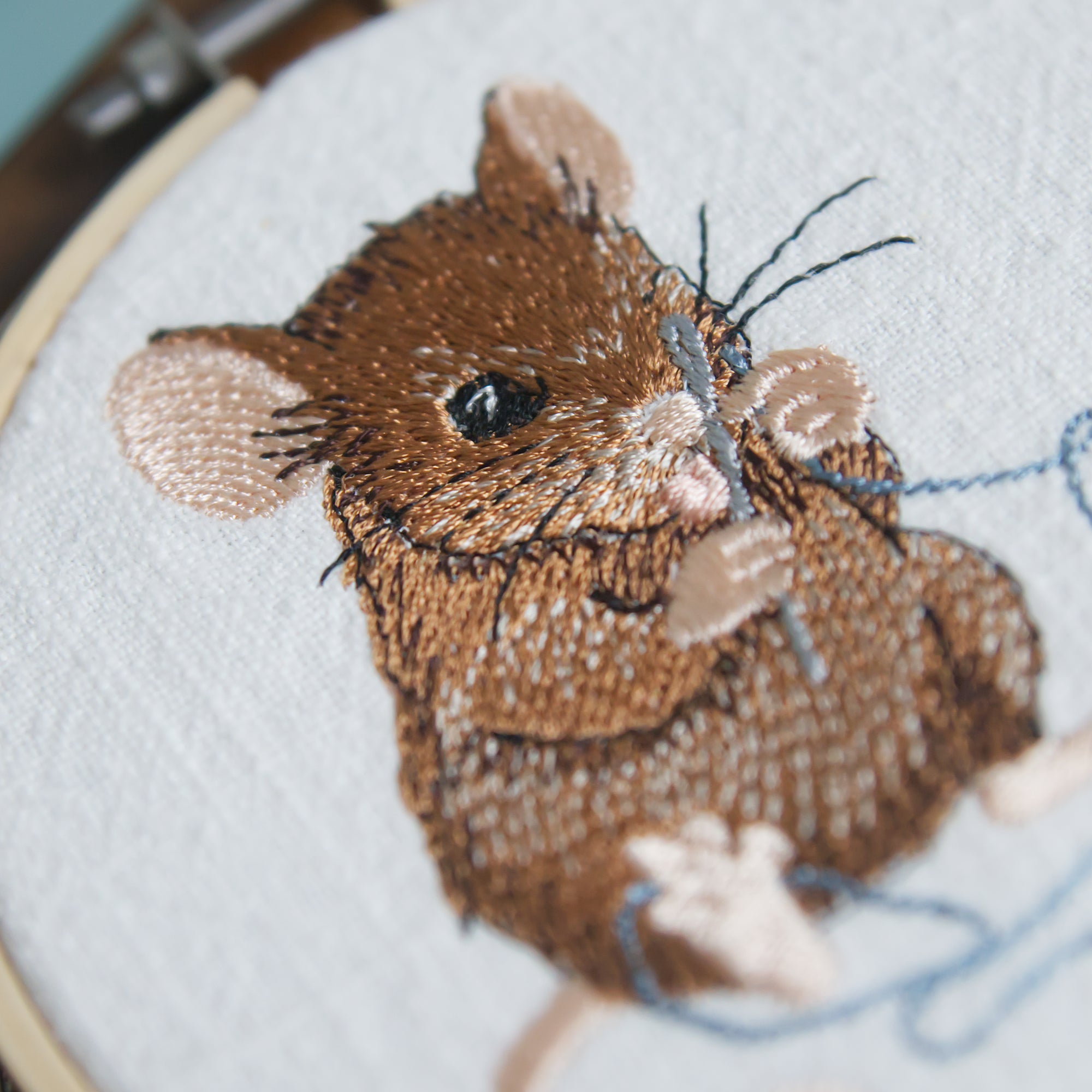 Stickdatei Maus mit Nadel und Faden