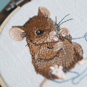 Stickdatei Maus mit Nadel und Faden