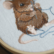 Stickdatei Maus mit Nadel und Faden