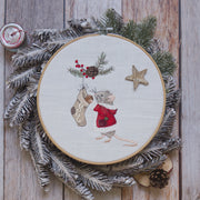 Stickdatei Maus mit Strumpf für die Stickmaschine, Stickmotiv 13x18 cm, Maus im roten Mantel greift nach Strumpf am Tannenzweig, Weihnachtsmotiv zum Sticken