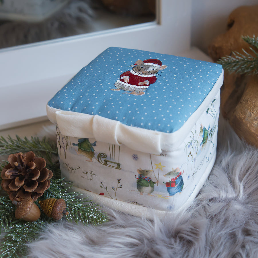 Stickdatei Nikolausmaus – Weihnachtliches Stickmuster mit Maus mit Nikolausmütze