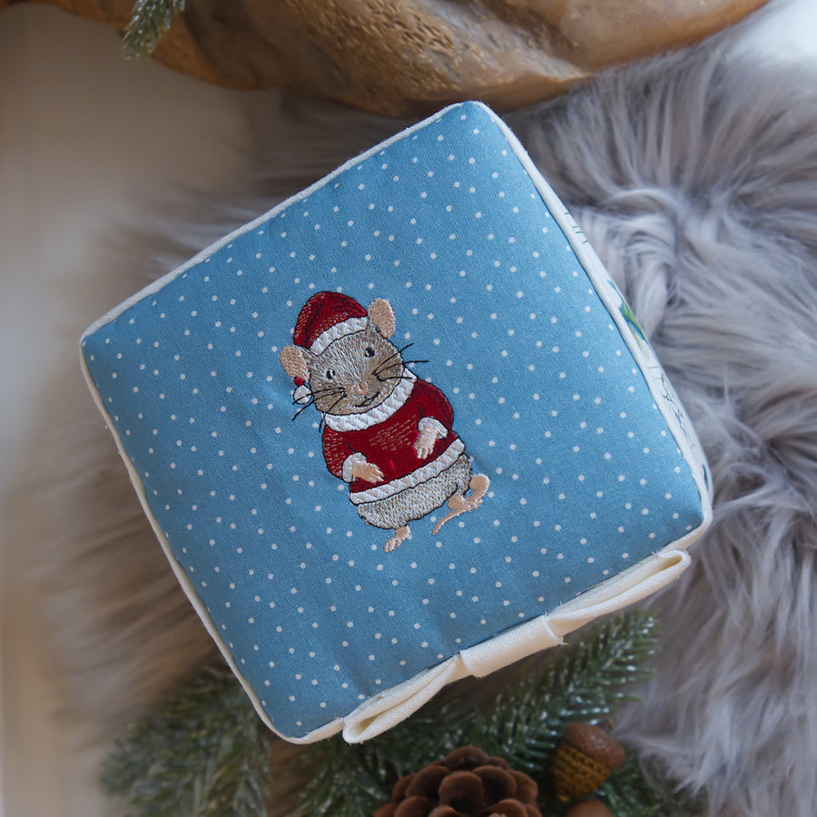 Stickdatei Nikolausmaus – Weihnachtliches Stickmuster mit Maus mit Nikolausmütze