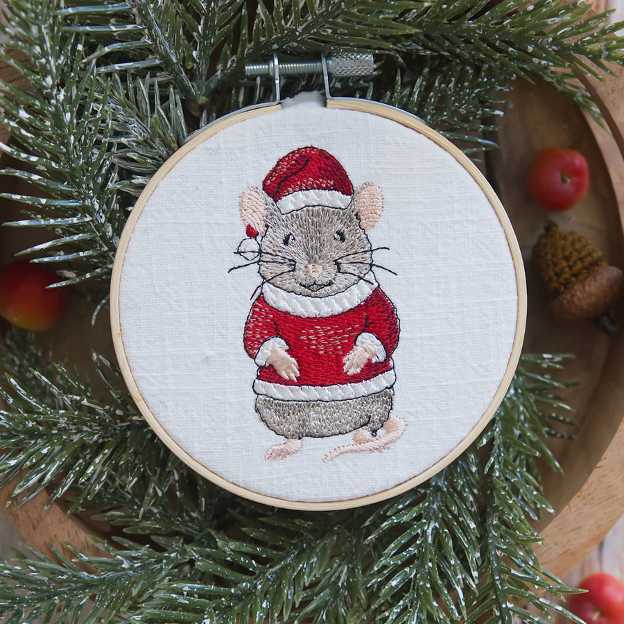 Stickdatei Nikolausmaus im roten Pullover mit Weihnachtsmütze • Weihnachtliches Stickmuster Maus Tiermotiv • Winter Stickdatei für festliche Dekorationen.