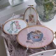 Stickdatei Kollektion von Cora Design mit Mäusemotiven in Stickrahmen, liebevoll arrangierte Maschinenstickerei Motive