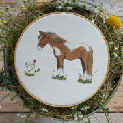 Stickdatei Maschinensticken Stickmaschine Pferd Huhn Weide Frühling Sommer Herbst Cora Design