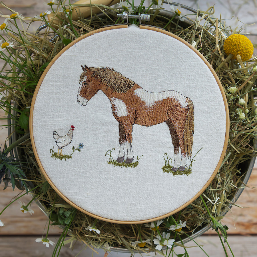 Stickdatei Maschinensticken Stickmaschine Pferd Huhn Weide Frühling Sommer Herbst Cora Design