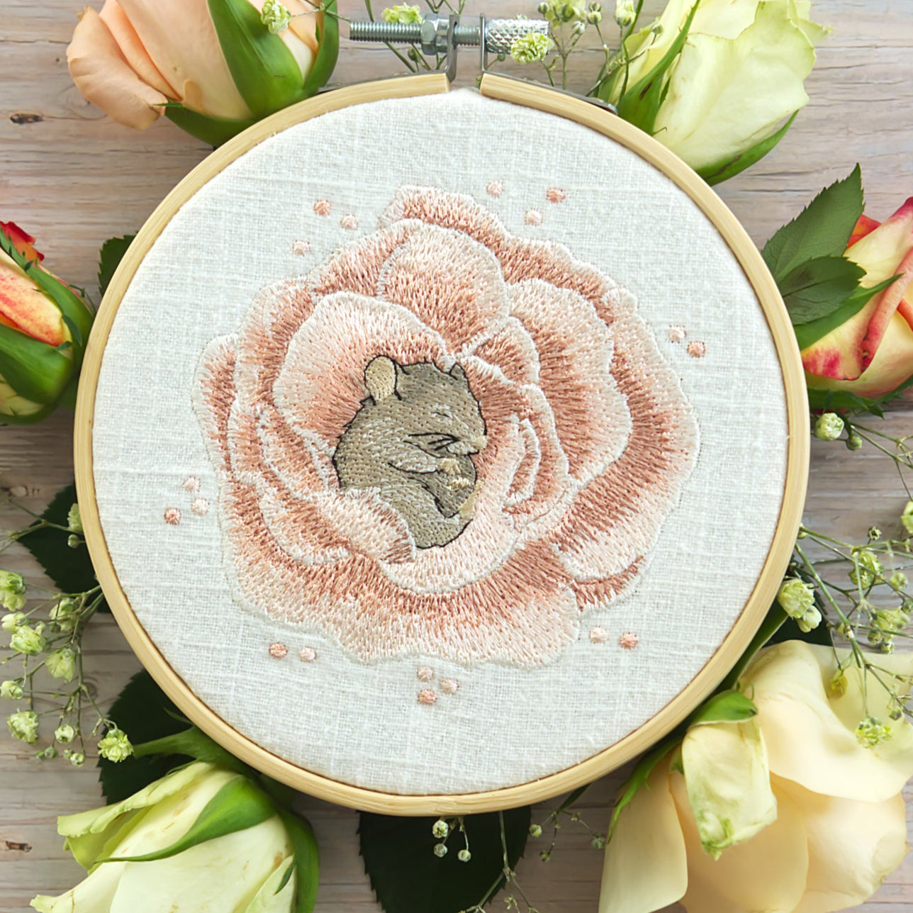 Stickdatei Maschinensticken Stickmaschine Maus Rose Blume schlafen Cora Design Frühling Sommer Herbst Winter