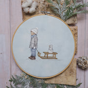 Stickdatei Junge mit Schlitten und Schneemann im Schnee mit puderigen Farben