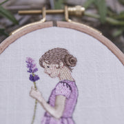 Stickdatei Mädchen mit Lavendel