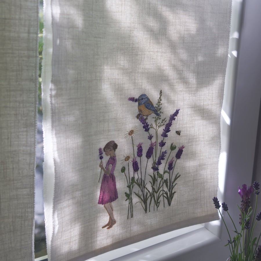 Stickdatei Mädchen mit Lavendel