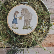 Stickdatei Mädchen füttert Pferd