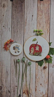 Stickdatei Apfelhaus – Herbstliches Stickmotiv, kombinierbar mit der Maus mit Nusskorb