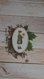 Stickdatei Herbst Mädchen mit Ahornblatt – romantische Stickdatei passend zum Apfelmädchen