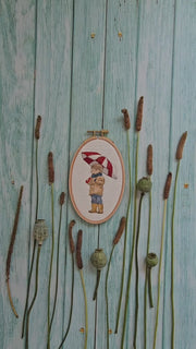 Junge mit Regenschirm – Stickdatei für 13x18 cm Rahmen