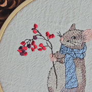 Stickdatei Maus mit Beerenzweig