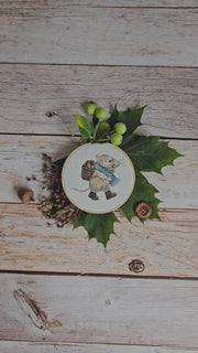 Stickdatei Maus mit Nusskorb – Herbstliches Stickmotiv, kombinierbar mit der Stickdatei Apfelhaus