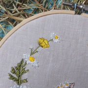 Schweinchenballerina in den Butterblumen