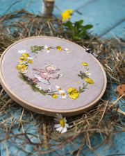 Schweinchenballerina in den Butterblumen