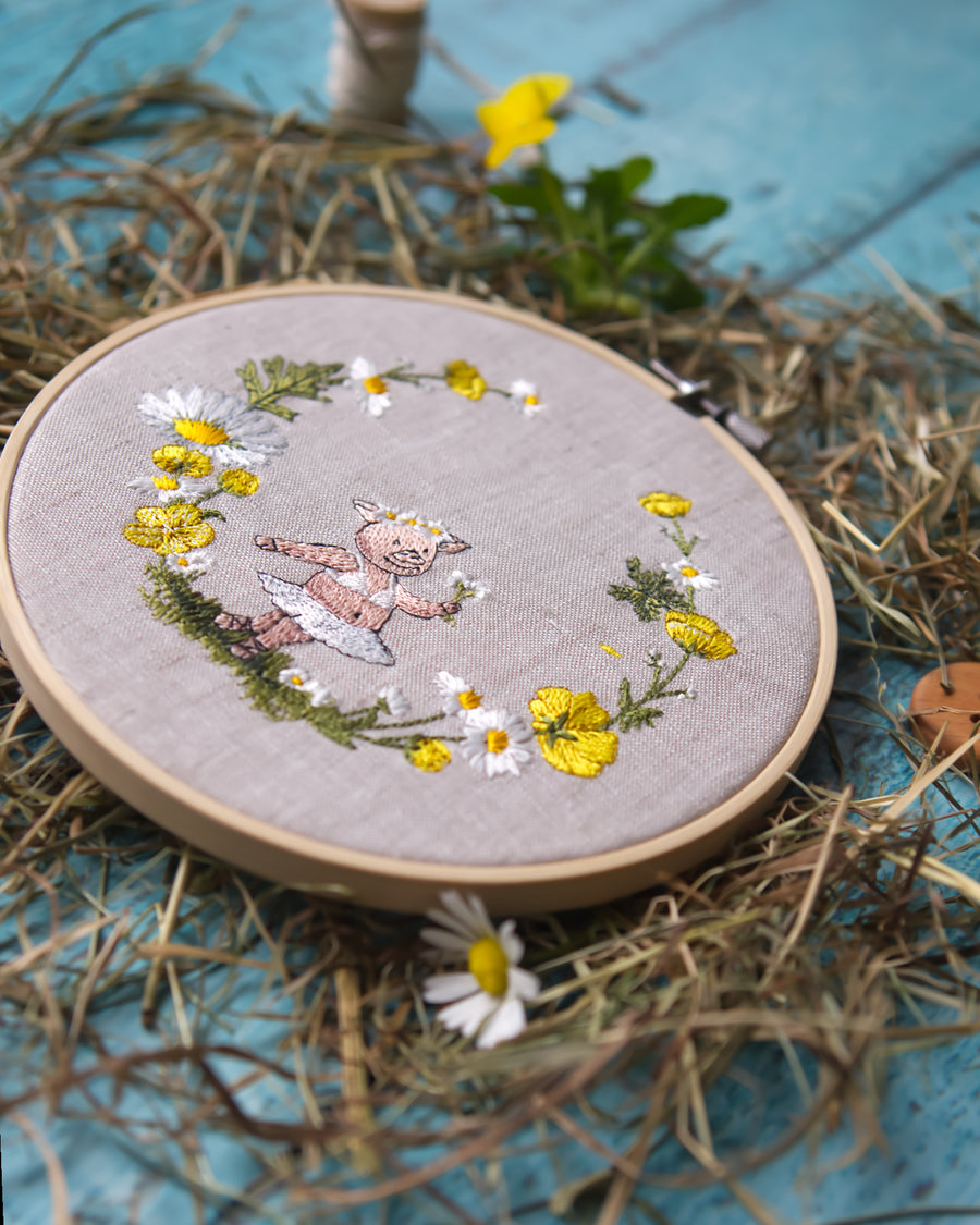 Schweinchenballerina in den Butterblumen