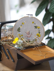 Schweinchenballerina in den Butterblumen