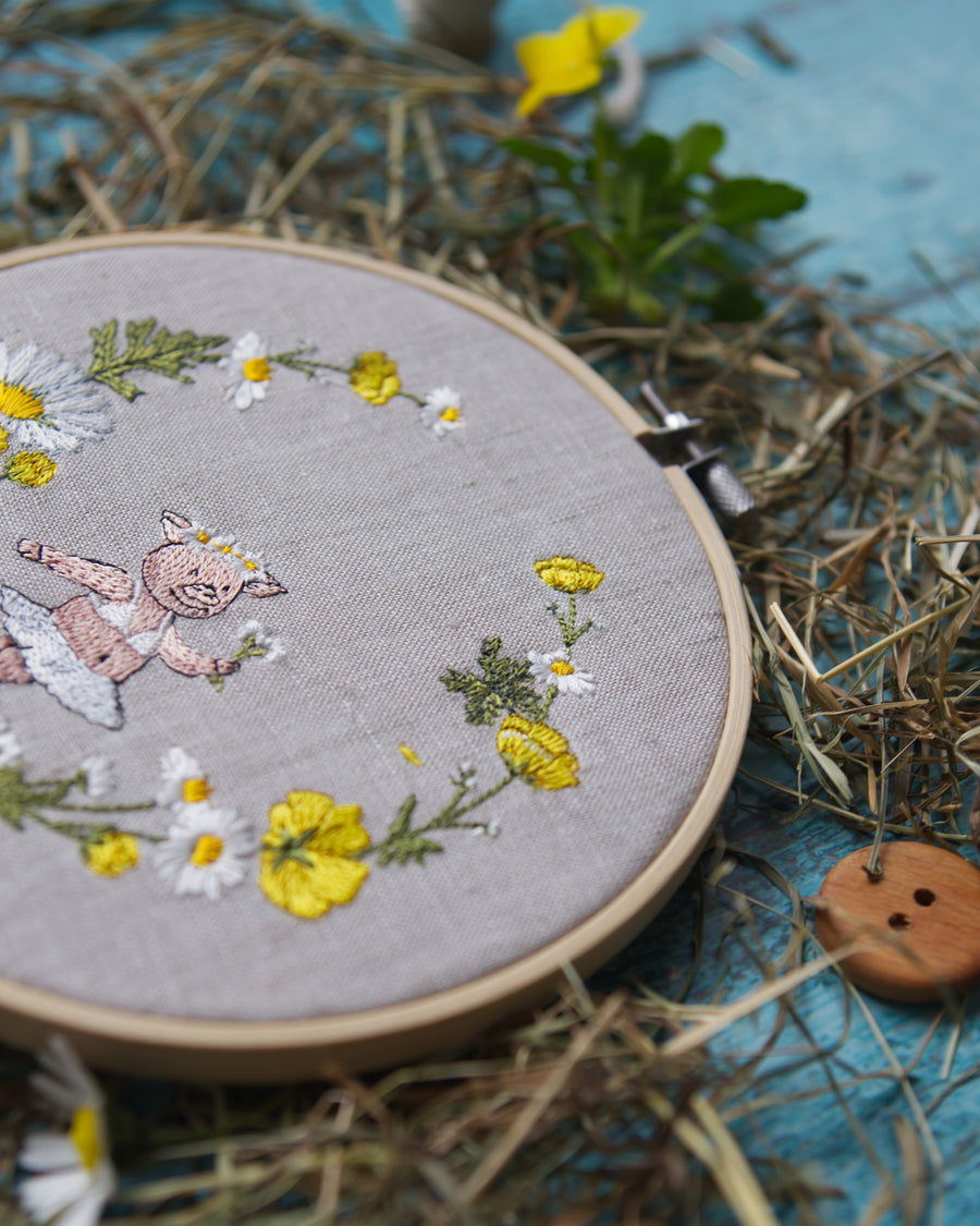 Schweinchenballerina in den Butterblumen