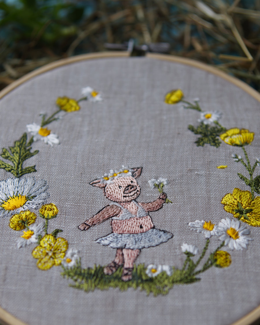 Schweinchenballerina in den Butterblumen