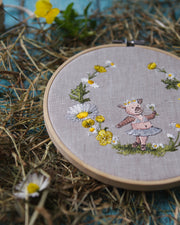 Schweinchenballerina in den Butterblumen