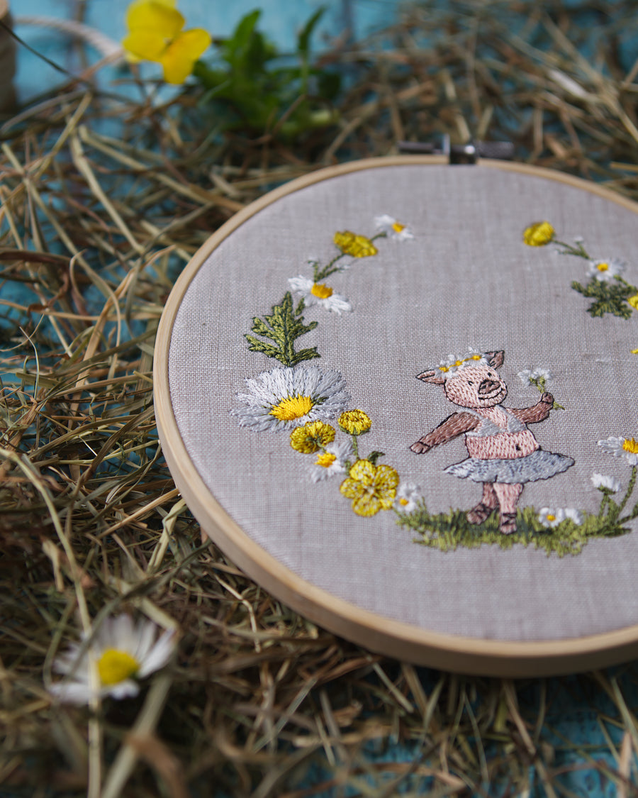 Schweinchenballerina in den Butterblumen