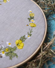 Schweinchenballerina in den Butterblumen