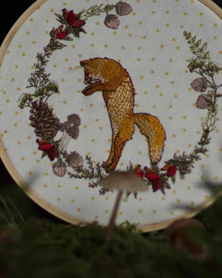 Stickdatei Fuchs im Hagebuttenkranz