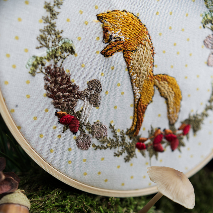 Stickdatei Fuchs im Hagebuttenkranz
